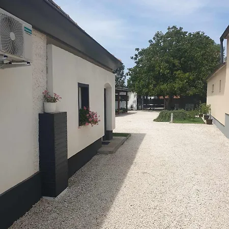 Rókafalvi Appartement Fertőd